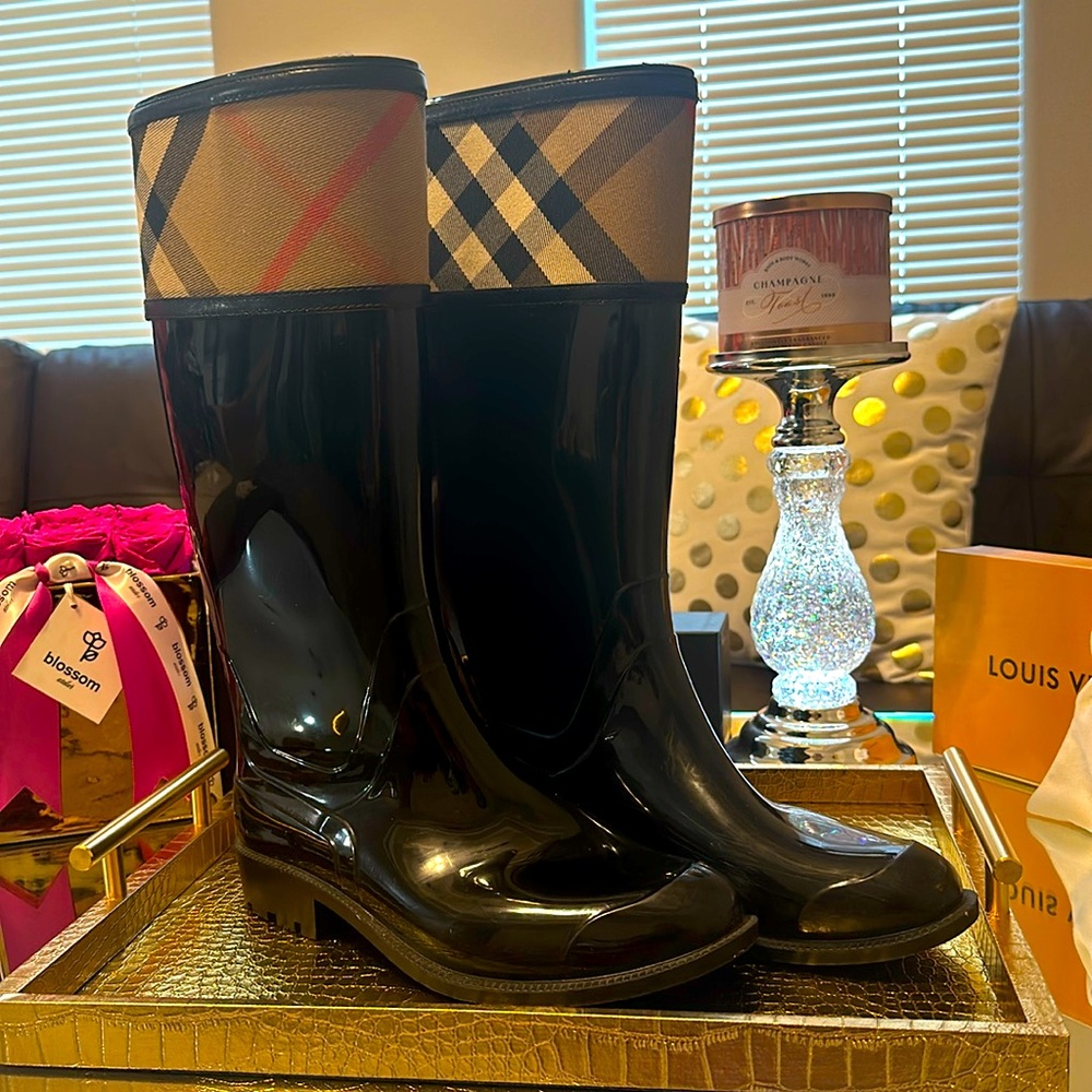 Used Burberry nova check size 9/39 rain boots⭐️